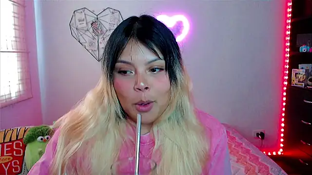 Snapshot of EllieMoonX chatting on March 17, 2026, 9:40 pm EllieMoonX online show from March 17, 2026, 9:40 pm