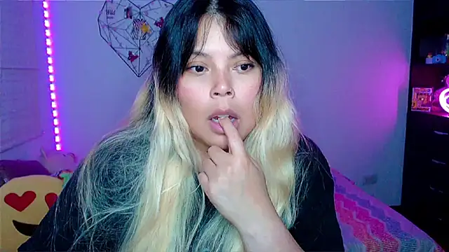 Snapshot of EllieMoonX chatting on April 10, 2026, 11:23 pm EllieMoonX online show from April 10, 2026, 11:23 pm