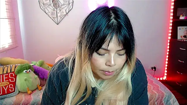 Snapshot of EllieMoonX chatting on March 4, 2026, 7:54 pm EllieMoonX online show from March 4, 2026, 7:54 pm