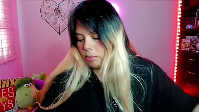 Snapshot of EllieMoonX chatting on March 12, 2026, 10:14 pm EllieMoonX online show from March 12, 2026, 10:14 pm