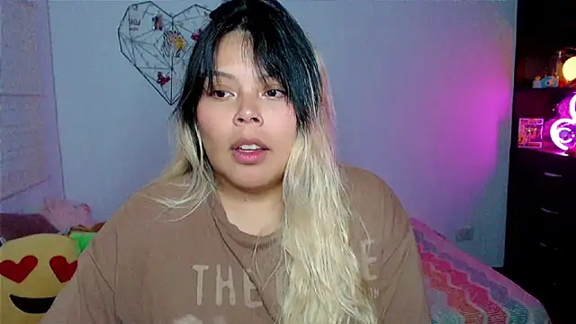 Snapshot of EllieMoonX chatting on April 15, 2026, 11:16 pm EllieMoonX online show from April 15, 2026, 11:16 pm