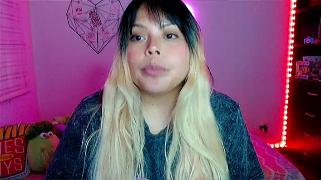 Snapshot of EllieMoonX chatting on March 9, 2026, 11:08 pm EllieMoonX online show from March 9, 2026, 11:08 pm