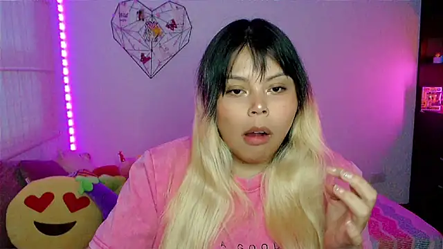 Snapshot of EllieMoonX chatting on April 17, 2026, 11:07 pm EllieMoonX online show from April 17, 2026, 11:07 pm