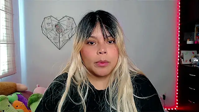 EllieMoonX online show from November 17, 2025, 3:05 pm