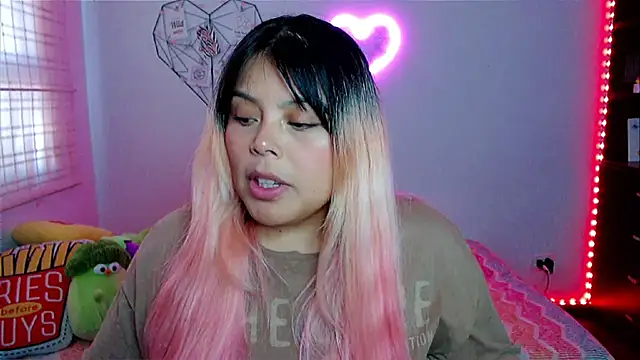 Snapshot of EllieMoonX chatting on February 4, 2026, 10:16 pm EllieMoonX online show from February 4, 2026, 10:16 pm