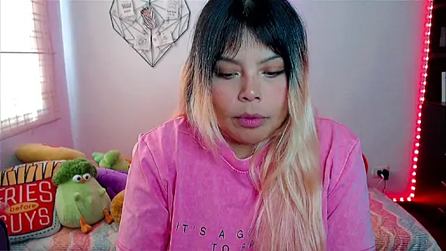 Snapshot of EllieMoonX chatting on February 17, 2026, 8:17 pm EllieMoonX online show from February 17, 2026, 8:17 pm