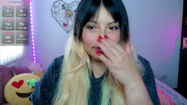 Snapshot of EllieMoonX chatting on April 22, 2026, 10:27 pm EllieMoonX online show from April 22, 2026, 10:27 pm