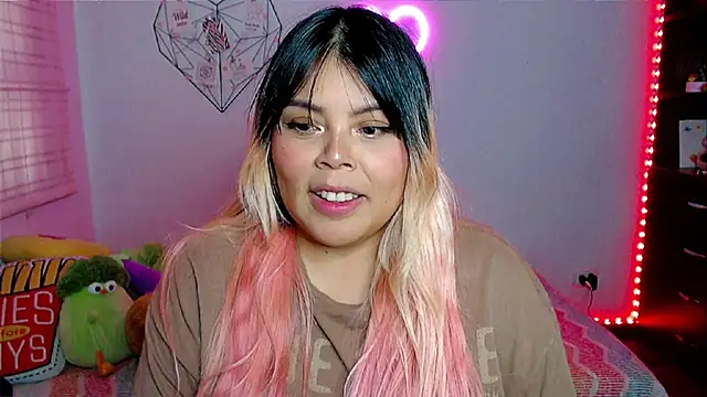 Snapshot of EllieMoonX chatting on February 9, 2026, 10:52 pm EllieMoonX online show from February 9, 2026, 10:52 pm