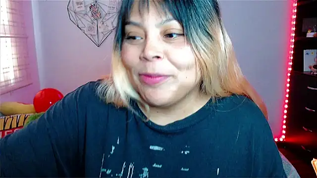 Snapshot of EllieMoonX chatting on February 14, 2026, 10:10 pm EllieMoonX online show from February 14, 2026, 10:10 pm