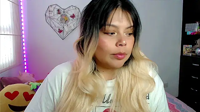 Snapshot of EllieMoonX chatting on April 8, 2026, 10:33 pm EllieMoonX online show from April 8, 2026, 10:33 pm