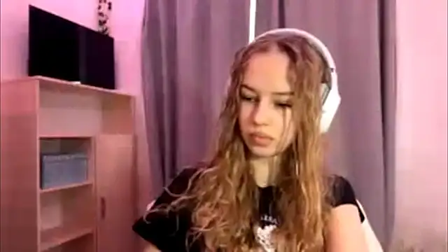 Snapshot of LunaCrave chatting on October 15, 2025, 5:17 am LunaCrave online show from October 15, 2025, 5:17 am