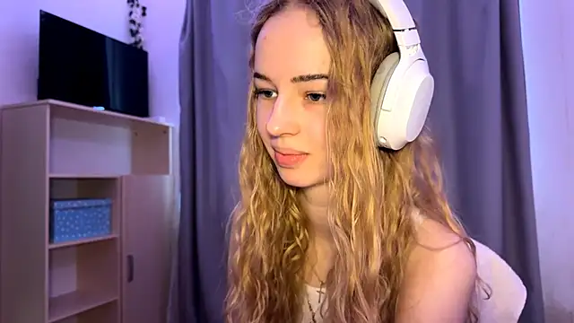 Snapshot of LunaCrave chatting on October 22, 2025, 9:42 am LunaCrave online show from October 22, 2025, 9:42 am