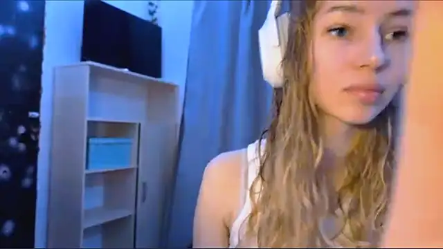 Snapshot of LunaCrave chatting on November 4, 2025, 11:03 am LunaCrave online show from November 4, 2025, 11:03 am