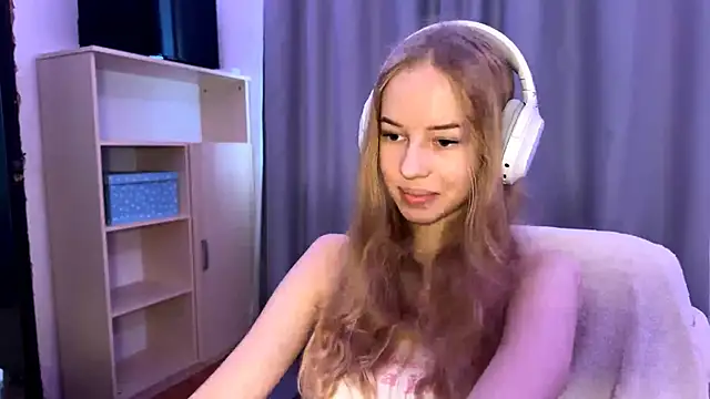 Snapshot of LunaCrave chatting on October 20, 2025, 9:54 am LunaCrave online show from October 20, 2025, 9:54 am