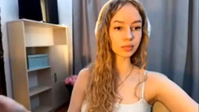 Snapshot of LunaCrave chatting on November 3, 2025, 11:14 am LunaCrave online show from November 3, 2025, 11:14 am