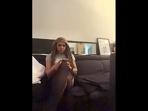 Snapshot of luziaaa92 chatting on October 13, 2025, 2:18 pm luziaaa92 online show from October 13, 2025, 2:18 pm