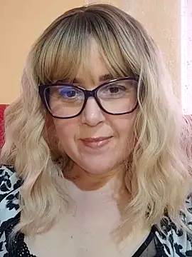 Amelialove42 online show from May 6, 2026, 1:48 pm