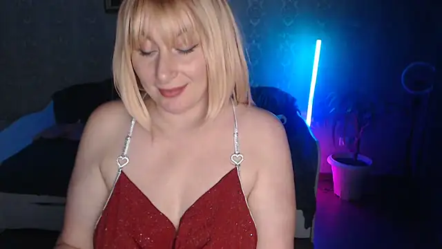 Snapshot of Yummy_Gloria chatting on December 2, 2025, 8:43 pm Yummy Gloria online show from December 2, 2025, 8:43 pm