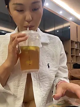 zhenzhen666 online show from October 28, 2025, 6:34 am