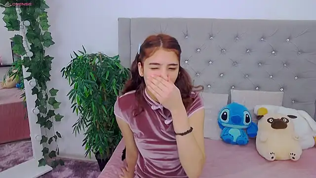 Snapshot of ArielLoove chatting on November 19, 2025, 6:35 am ArielLoove online show from November 19, 2025, 6:35 am