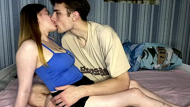 EmiliaCouple online show from November 16, 2025, 12:32 pm