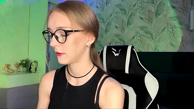 EvaPeace online show from November 7, 2025, 4:22 pm