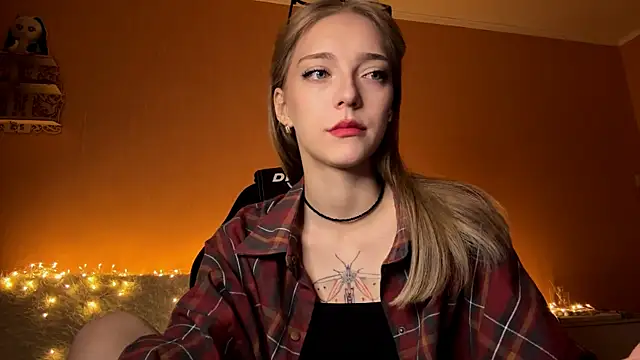 EvaPeace online show from October 12, 2025, 4:19 pm