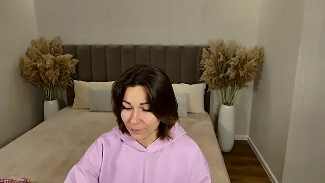 EdenSolis online show from November 10, 2025, 10:09 am