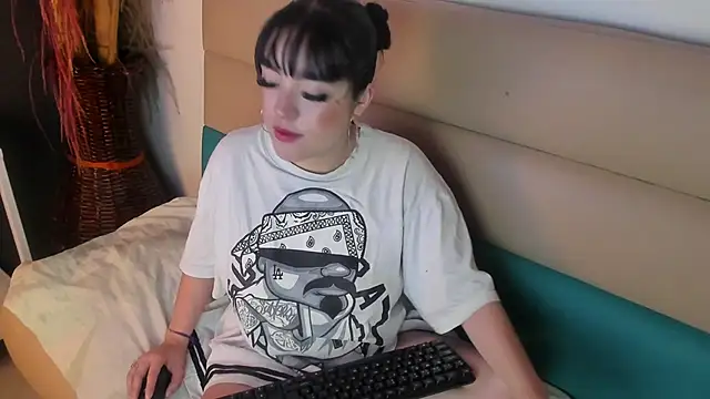 Snapshot of bubble__angel__ chatting on December 4, 2025, 11:42 am bubble angel online show from December 4, 2025, 11:42 am