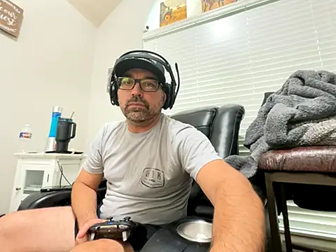 Snapshot of Fun_Time_Ron_2 chatting on October 18, 2025, 10:23 pm Fun Time Ron 2 online show from October 18, 2025, 10:23 pm