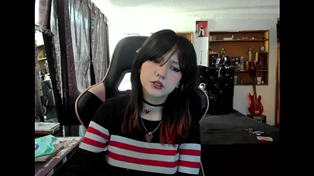 Snapshot of Maki_Zein_ chatting on December 4, 2025, 7:35 pm Maki Zein online show from December 4, 2025, 7:35 pm