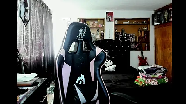 Maki Zein  online show from February 3, 2026, 7:52 pm