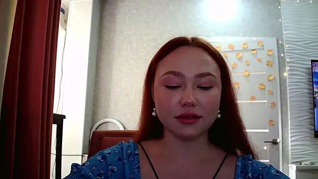 Snapshot of LolaMint_ chatting on October 20, 2025, 10:05 am LolaMint online show from October 20, 2025, 10:05 am