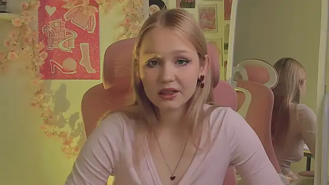 SweetCutie19 online show from October 14, 2025, 5:57 pm