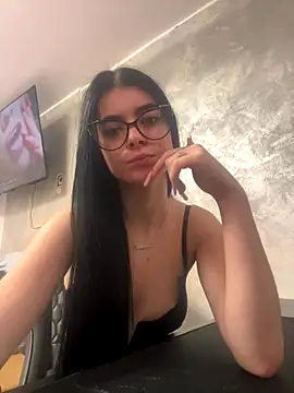 Snapshot of MissHerra2 chatting on November 8, 2025, 3:04 pm MissHerra2 online show from November 8, 2025, 3:04 pm