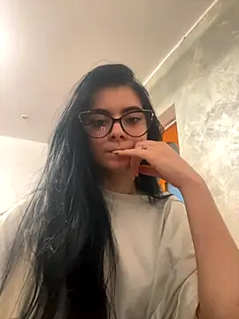 Snapshot of MissHerra2 chatting on November 3, 2025, 2:53 pm MissHerra2 online show from November 3, 2025, 2:53 pm