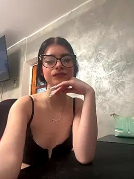 Snapshot of MissHerra2 chatting on December 5, 2025, 8:24 am MissHerra2 online show from December 5, 2025, 8:24 am