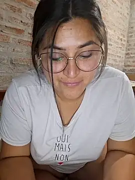 Snapshot of morenalatinaa chatting on April 1, 2026, 8:04 am morenalatinaa online show from April 1, 2026, 8:04 am