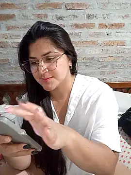 Snapshot of morenalatinaa chatting on April 6, 2026, 4:19 am morenalatinaa online show from April 6, 2026, 4:19 am