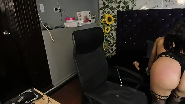 Snapshot of Yaluz_Naugthy chatting on June 20, 2026, 8:08 am Yaluz Naugthy online show from June 20, 2026, 8:08 am