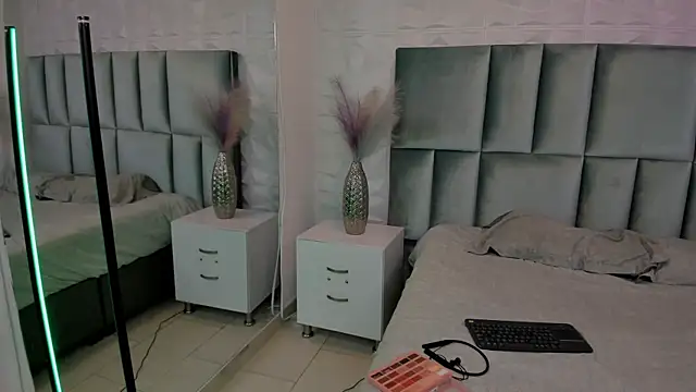 HollyPeach online show from April 27, 2026, 7:56 pm