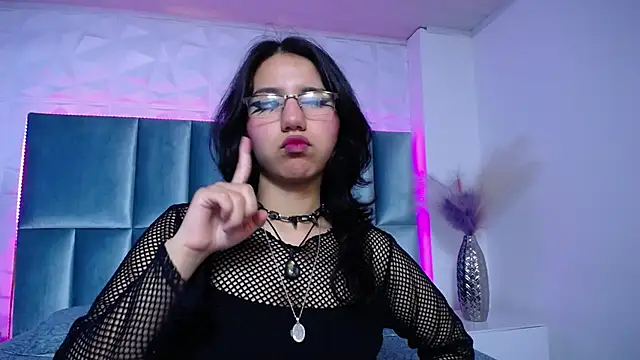 HollyPeach online show from December 19, 2025, 8:00 pm