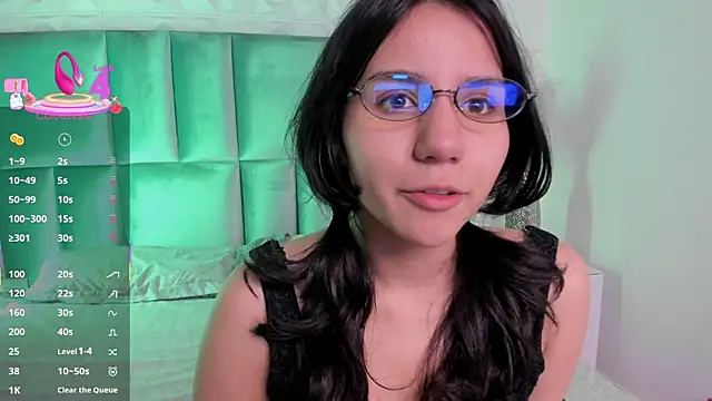 HollyPeach online show from April 22, 2026, 7:42 pm
