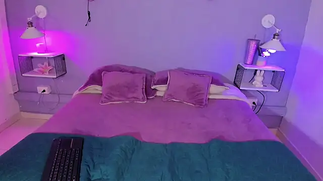 Snapshot of HollyPeach chatting on October 18, 2025, 3:52 am HollyPeach online show from October 18, 2025, 3:52 am