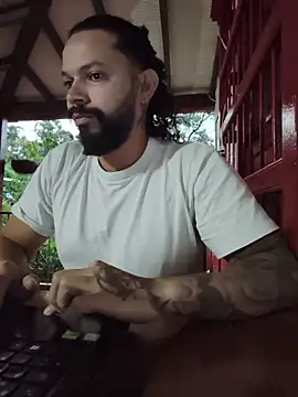 Snapshot of AlukardBig chatting on April 7, 2026, 11:06 pm AlukardBig online show from April 7, 2026, 11:06 pm