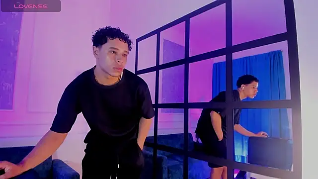 Snapshot of Adrian_Volt chatting on November 6, 2025, 2:59 am Adrian Volt online show from November 6, 2025, 2:59 am