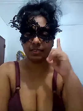 Expose Queen online show from May 6, 2026, 5:50 pm