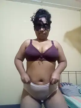 Expose Queen online show from December 5, 2025, 5:44 pm