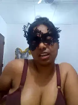 Expose Queen online show from April 28, 2026, 5:06 pm