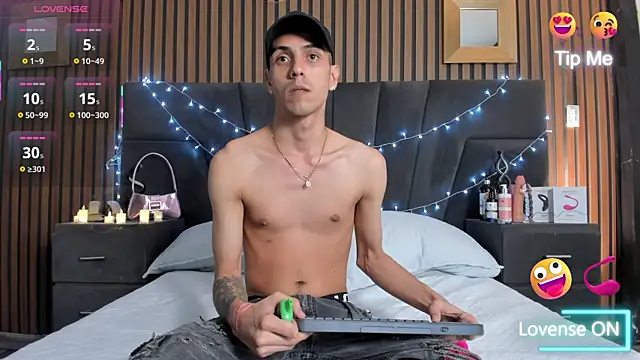 Snapshot of DerryAndIzzy chatting on October 18, 2025, 3:52 am DerryAndIzzy online show from October 18, 2025, 3:52 am